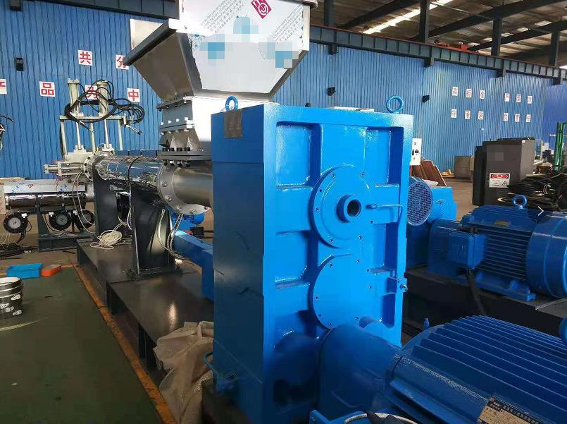 88038威尼斯检测XFC500变频器在塑料挤出机上利用(图1)